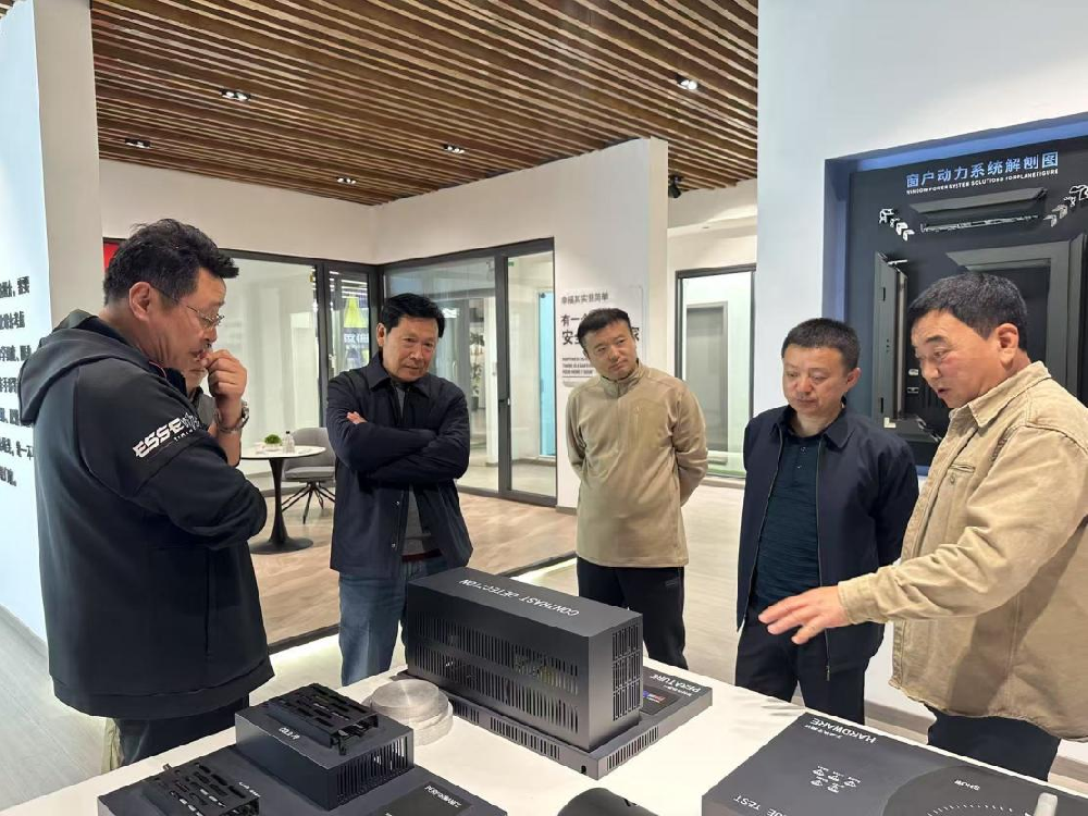 市建设工程质量安全技术站站长赵光辉到河南鹏创门窗有限公司调研指导